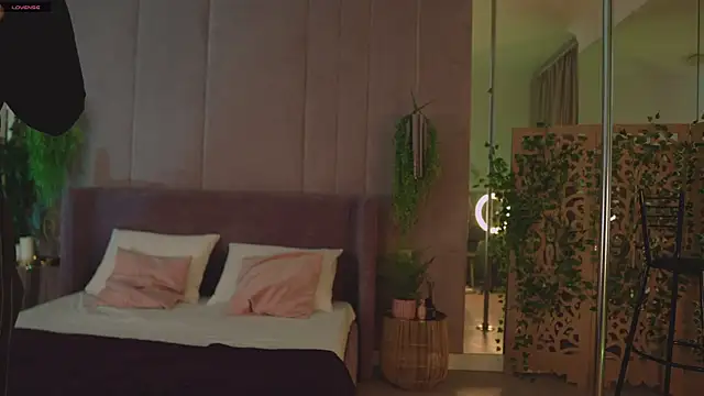 Snapshot of Smiley_Mia chatting on 11.20.25 Smiley Mia online show from 11.20.25