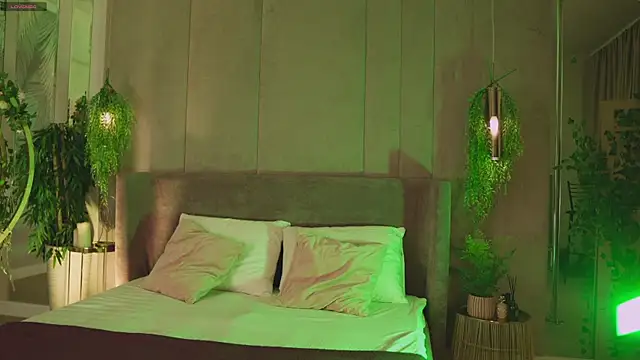 Snapshot of Smiley_Mia chatting on 11.21.25 Smiley Mia online show from 11.21.25