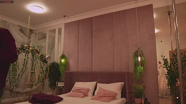 Snapshot of Smiley_Mia chatting on 11.22.25 Smiley Mia online show from 11.22.25