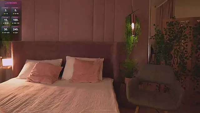 Snapshot of Smiley_Mia chatting on 11.24.25 Smiley Mia online show from 11.24.25