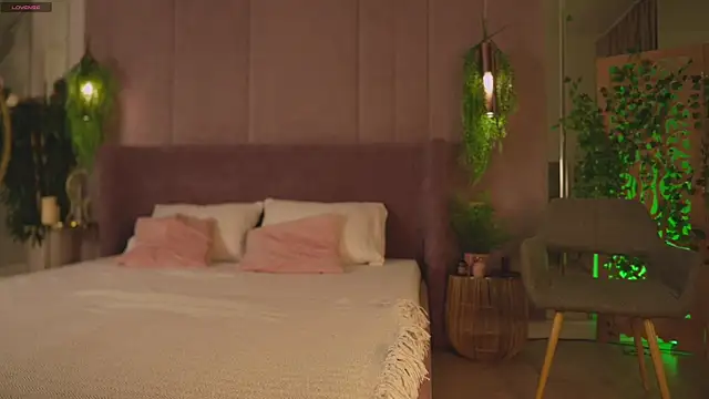 Snapshot of Smiley_Mia chatting on 11.29.25 Smiley Mia online show from 11.29.25