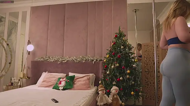 Snapshot of Smiley_Mia chatting on 12.04.25 Smiley Mia online show from 12.04.25