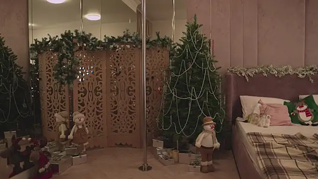 Snapshot of Smiley_Mia chatting on 12.20.25 Smiley Mia online show from 12.20.25