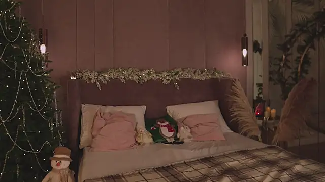 Snapshot of Smiley_Mia chatting on 12.21.25 Smiley Mia online show from 12.21.25