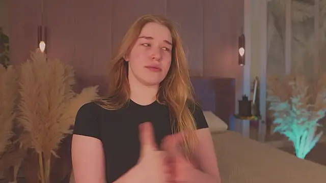 Smiley Mia online show from 04.10.26