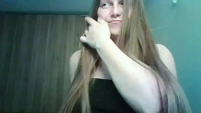 Snapshot of Evasapples chatting on 03.31.26 Evasapples online show from 03.31.26