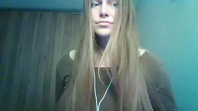 Snapshot of Evasapples chatting on 04.13.26 Evasapples online show from 04.13.26