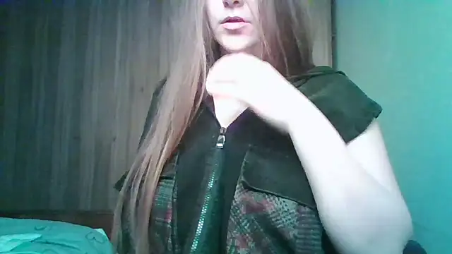 Snapshot of Evasapples chatting on 04.22.26 Evasapples online show from 04.22.26