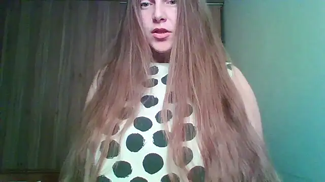 Snapshot of Evasapples chatting on 04.26.26 Evasapples online show from 04.26.26