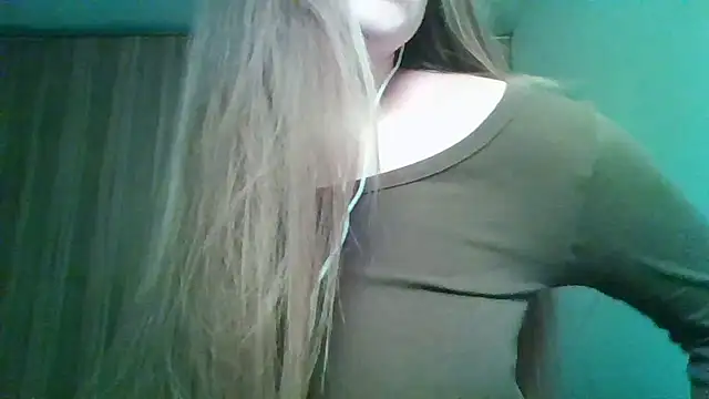 Snapshot of Evasapples chatting on 04.30.26 Evasapples online show from 04.30.26