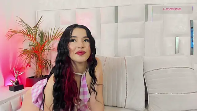 im nika  online show from 11.08.25