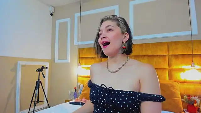 Snapshot of adarussell chatting on 12.16.25 adarussell online show from 12.16.25