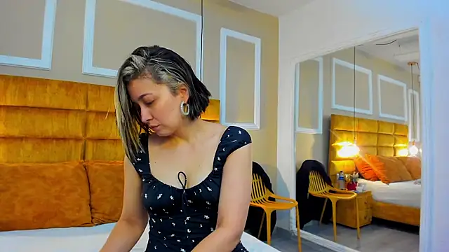 Snapshot of adarussell chatting on 12.17.25 adarussell online show from 12.17.25