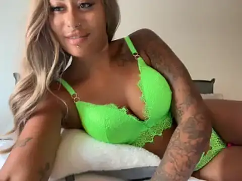 Snapshot of CoCo-Queen chatting on 12.06.24 CoCo-Queen online show from 12.06.24