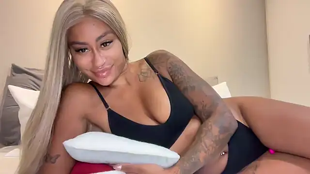 Snapshot of CoCo-Queen chatting on 02.07.25 CoCo-Queen online show from 02.07.25