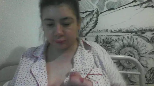 Snapshot of CamilaCherryX chatting on 10.04.25 CamilaCherryX online show from 10.04.25