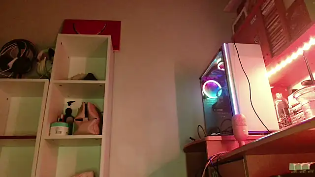 Snapshot of DirtyDi97 chatting on 12.17.25 DirtyDi97 online show from 12.17.25