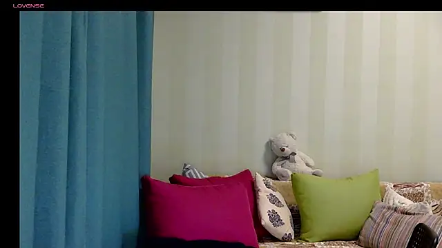 Snapshot of LilyXSky chatting on 11.28.25 LilyXSky online show from 11.28.25