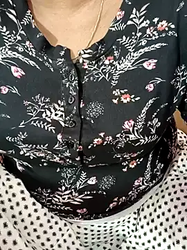 Snapshot of tamil-varshu chatting on 12.22.24 tamil-varshu online show from 12.22.24