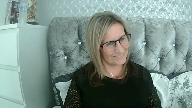 Snapshot of Additive_Mature_Linda chatting on 09.19.25 Additive Mature Linda online show from 09.19.25