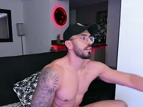 Snapshot of tony_muscle chatting on 01.21.25 tony muscle online show from 01.21.25