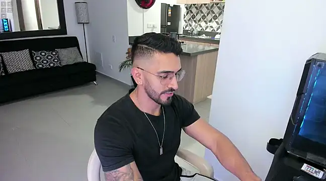 Snapshot of tony_muscle chatting on 02.03.25 tony muscle online show from 02.03.25