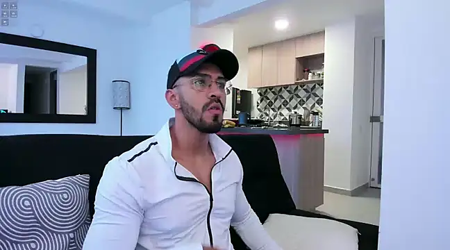 Snapshot of tony_muscle chatting on 02.08.25 tony muscle online show from 02.08.25