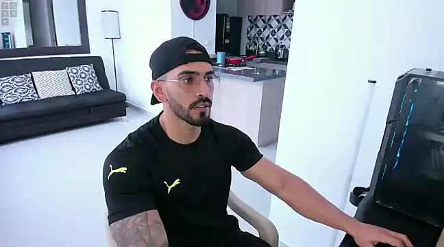 Snapshot of tony_muscle chatting on 02.10.25 tony muscle online show from 02.10.25