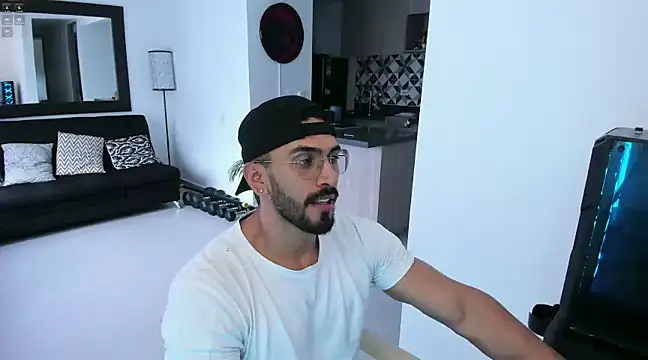 Snapshot of tony_muscle chatting on 02.15.25 tony muscle online show from 02.15.25