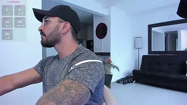 Snapshot of tony_muscle chatting on 02.17.25 tony muscle online show from 02.17.25