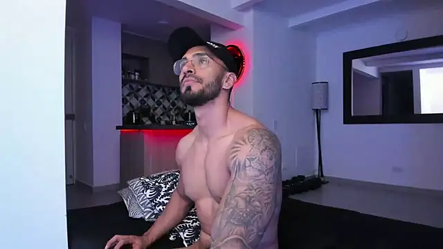 Snapshot of tony_muscle chatting on 02.28.25 tony muscle online show from 02.28.25