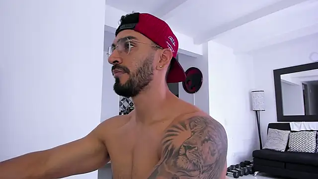 Snapshot of tony_muscle chatting on 02.28.25 tony muscle online show from 02.28.25