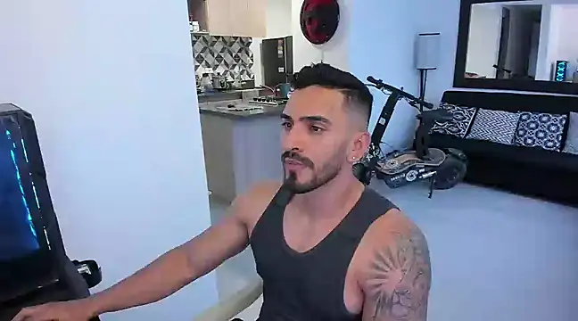 Snapshot of tony_muscle chatting on 03.05.25 tony muscle online show from 03.05.25