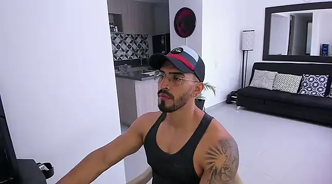 Snapshot of tony_muscle chatting on 03.09.25 tony muscle online show from 03.09.25