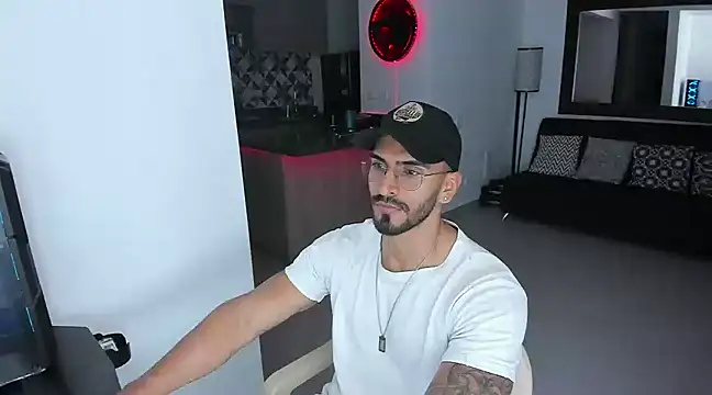 Snapshot of tony_muscle chatting on 03.10.25 tony muscle online show from 03.10.25