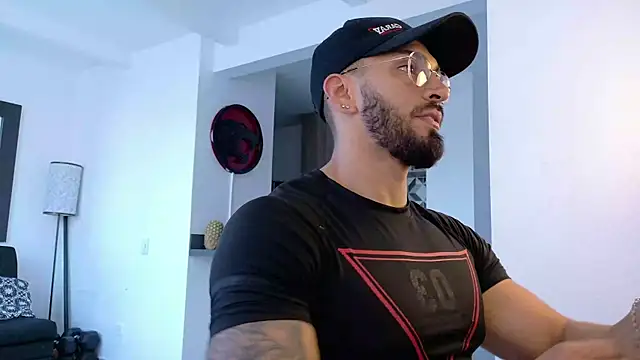 Snapshot of tony_muscle chatting on 10.02.25 tony muscle online show from 10.02.25