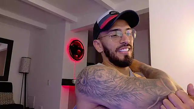 Snapshot of tony_muscle chatting on 10.05.25 tony muscle online show from 10.05.25