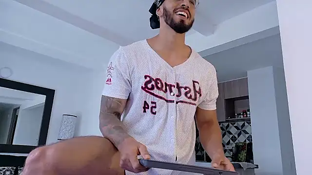 Snapshot of tony_muscle chatting on 10.14.25 tony muscle online show from 10.14.25