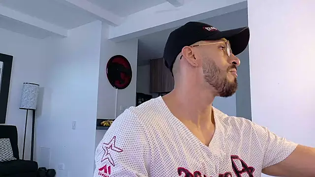 Snapshot of tony_muscle chatting on 10.20.25 tony muscle online show from 10.20.25