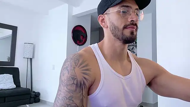 Snapshot of tony_muscle chatting on 10.26.25 tony muscle online show from 10.26.25