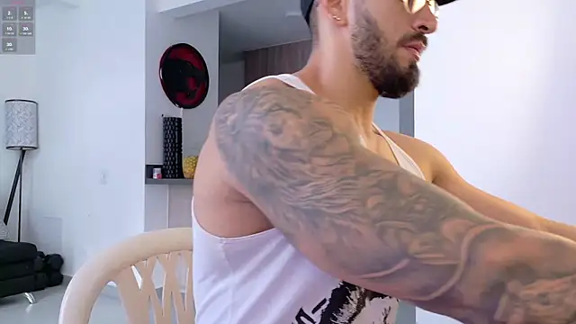 Snapshot of tony_muscle chatting on 11.30.25 tony muscle online show from 11.30.25