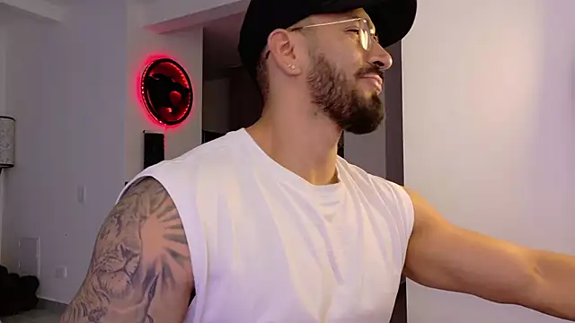 Snapshot of tony_muscle chatting on 12.01.25 tony muscle online show from 12.01.25