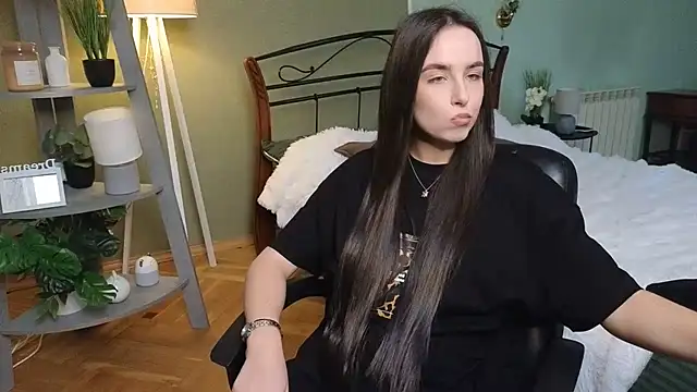 AuroraAksnesss online show from 02.13.25