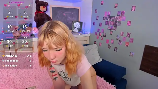 Snapshot of Linablueeyed chatting on 02.18.25 Linablueeyed online show from 02.18.25