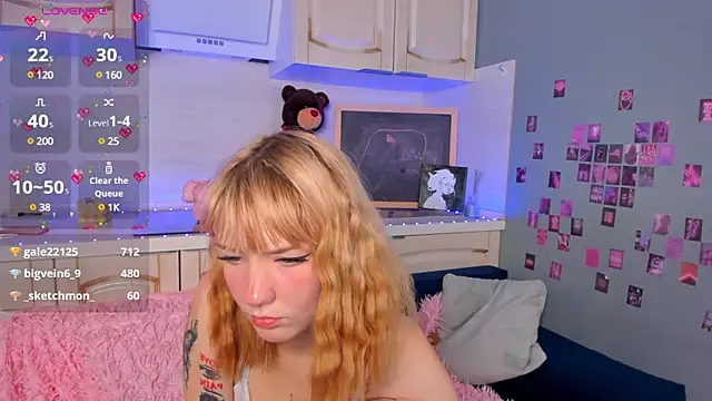 Snapshot of Linablueeyed chatting on 02.18.25 Linablueeyed online show from 02.18.25