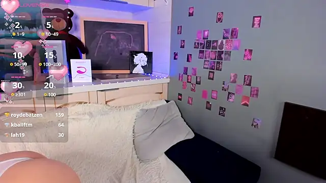 Snapshot of Linablueeyed chatting on 03.18.25 Linablueeyed online show from 03.18.25