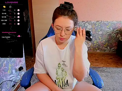 Chloe strip online show from 10.14.25