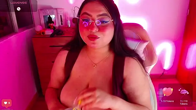 Snapshot of Rebeca_charme21 chatting on 02.14.25 Rebeca charme21 online show from 02.14.25