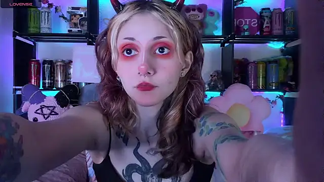 Snapshot of _Devill_Baby chatting on 05.28.26 Devill Baby online show from 05.28.26