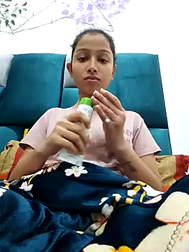 Snapshot of Aleena_Rai chatting on 12.12.24 Aleena Rai online show from 12.12.24